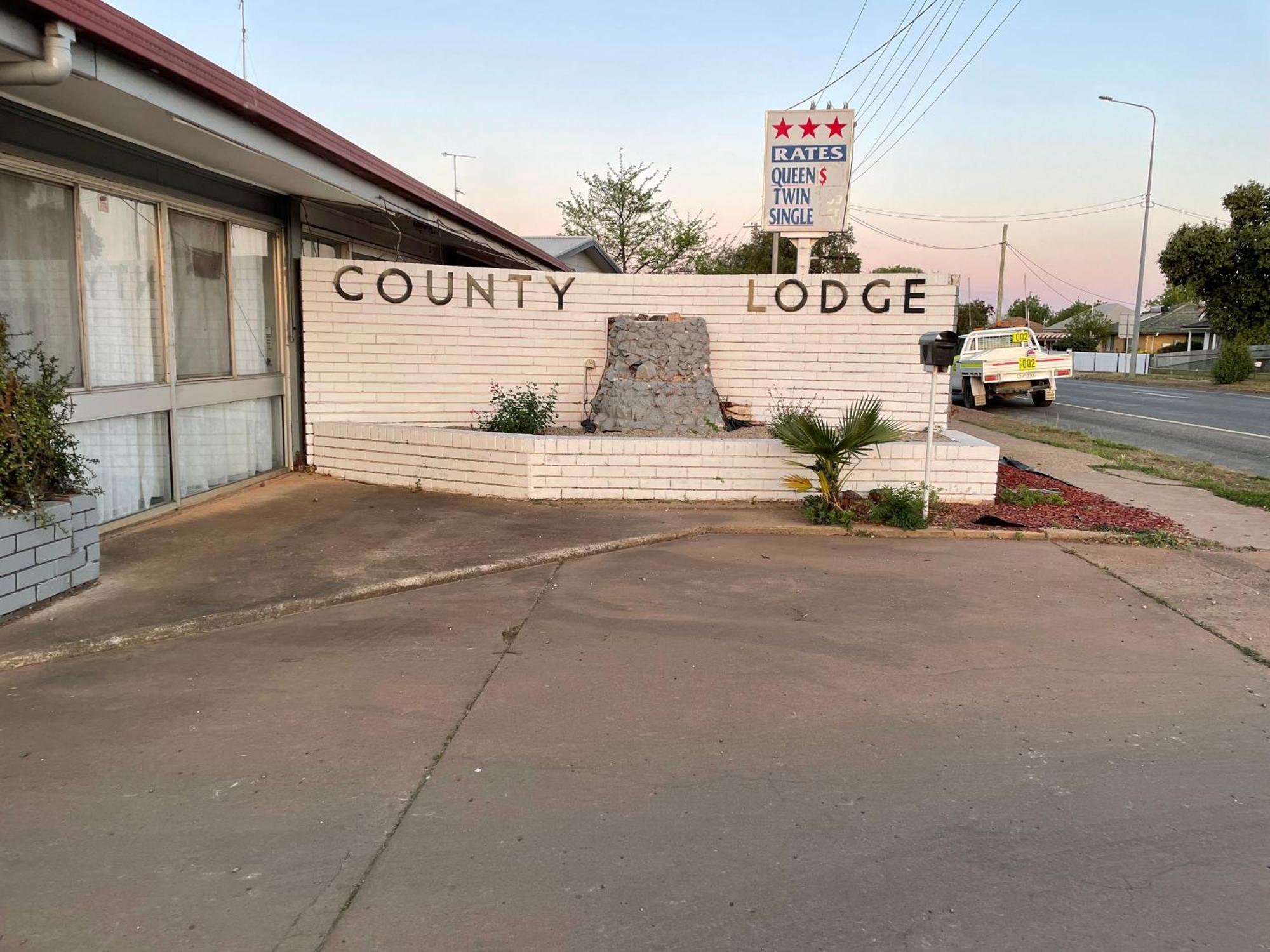 County Lodge Motor Inn West Wyalong Exteriér fotografie