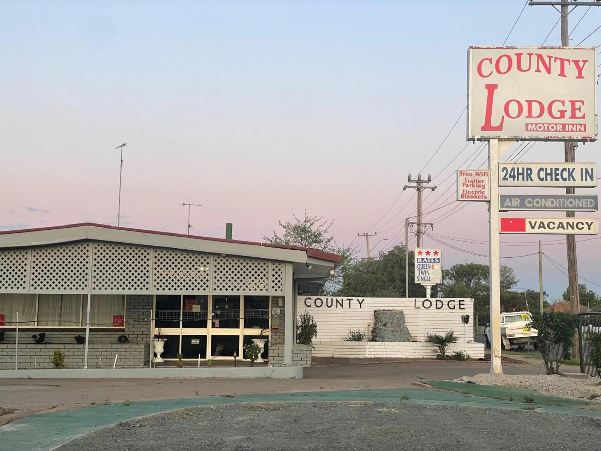 County Lodge Motor Inn West Wyalong Exteriér fotografie