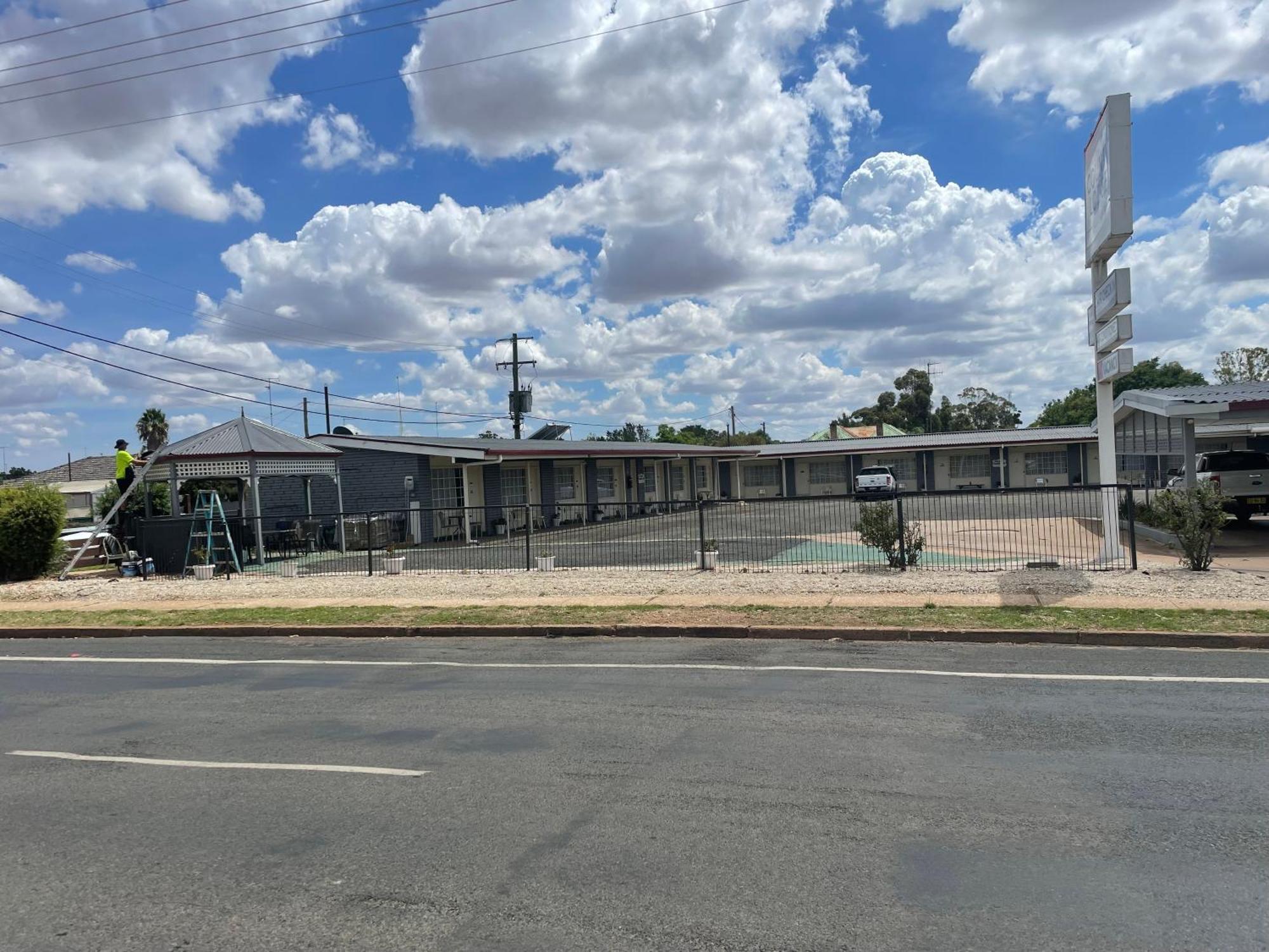 County Lodge Motor Inn West Wyalong Exteriér fotografie