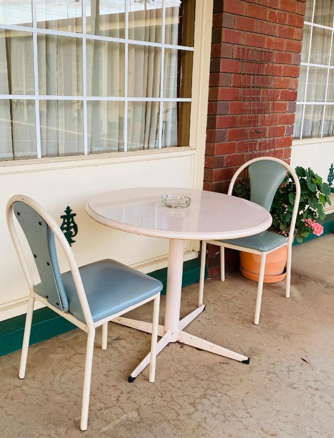 County Lodge Motor Inn West Wyalong Exteriér fotografie